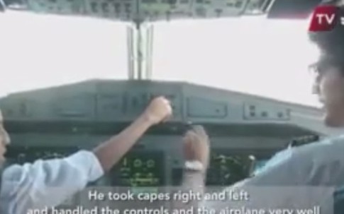 Phi công bị đình chỉ công tác vì để bé 10 tuổi lái máy bay