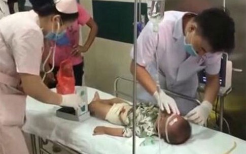 Mẹ dùng kéo cắt dương vật con trai trả thù chồng cũ