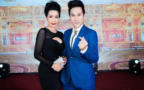 Trịnh Kim Chi khoe ngực đầy khi đi chấm thi cùng Nguyên Vũ
