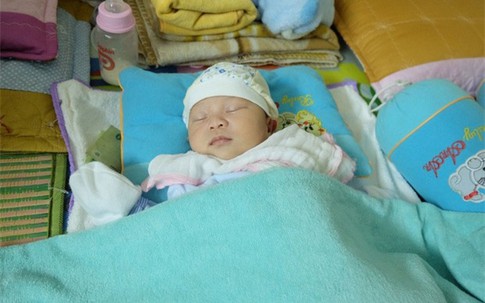 Hai người mẹ và cái kết đẹp cho bé gái 15 ngày tuổi bị bỏ rơi