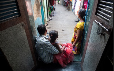 Bé gái 14 tuổi tố cáo bị 40 người đàn ông cưỡng hiếp