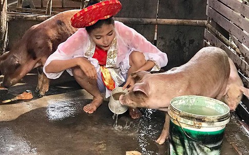 Thúy Diễm kể chuyện 'vừa quay phim vừa phải bịt mũi'​