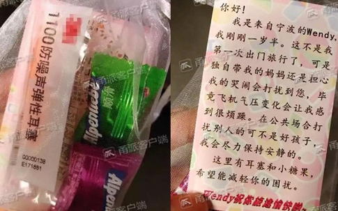 Bà mẹ tặng quà cho hành khách phòng con khóc trên máy bay
