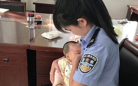 Nữ cảnh sát cho con của bị cáo bú bên ngoài phiên tòa