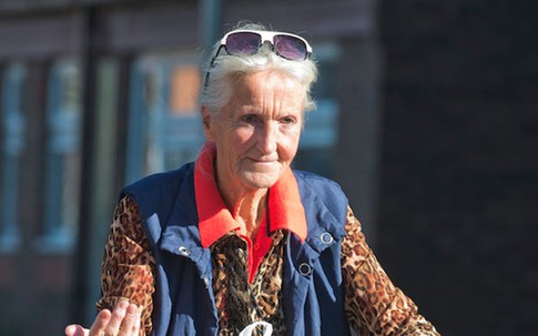 Cụ bà chuyên dự đám tang để được ăn uống miễn phí