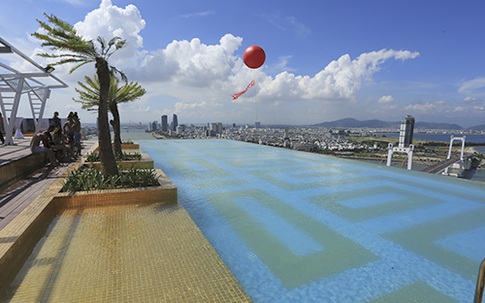 Việt Nam có bể bơi vô cực dát vàng cao nhất thế giới