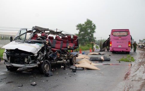 Hiện trường tai nạn thảm khốc vụ 2 xe khách đấu đầu làm 6 người chết