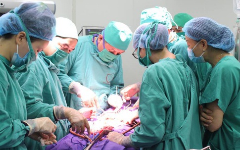 Sản phụ hôn mê sâu, ngừng tuần hoàn do biến chứng sau sinh