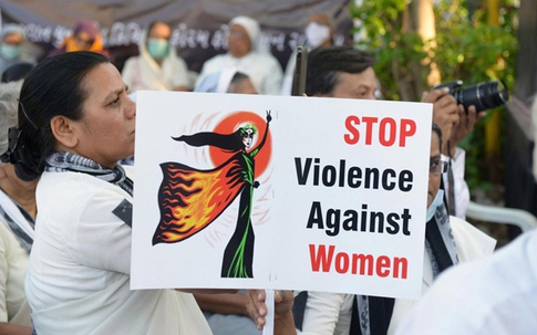 Người phụ nữ Ấn Độ bị hiếp giữa ban ngày, người qua đường ngó lơ