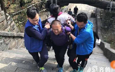 Chồng cõng vợ tàn tật leo lên đỉnh Thái Sơn cao hơn 1.500 m