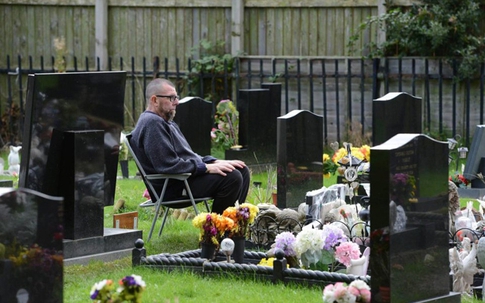 Chồng già nằm ngủ cạnh mộ vợ để canh trộm