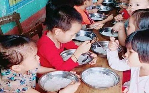 Phụ huynh phản ánh suất ăn 15.000 đồng của trẻ mầm non nghèo nàn