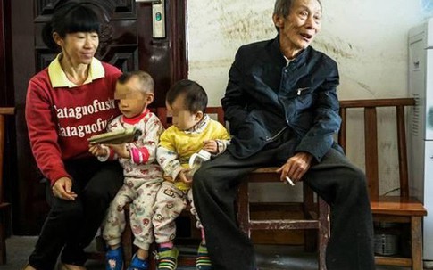Thầy lang 78 tuổi, cưới vợ kém 45 tuổi, hai năm sinh hai đứa con
