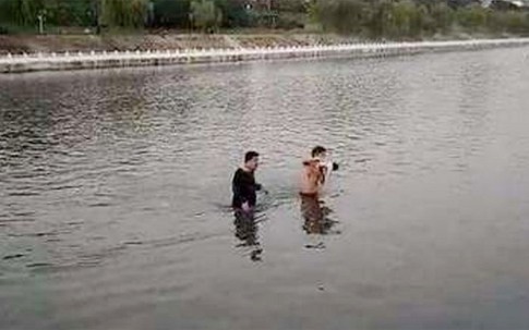 Bé 7 tuần tuổi bị người lạ ném xuống sông khi đi dạo với mẹ