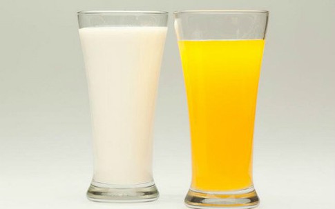 Nên uống nước cam hay sữa vào buổi sáng?