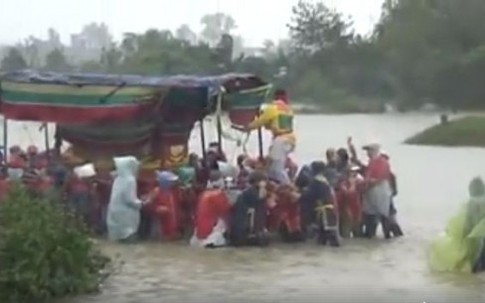 Nghẹn lòng đám tang giữa mênh mông biển lũ ở Huế