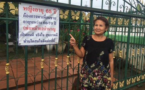 Cụ bà 65 tuổi treo biển tìm bạn trai trước cửa nhà
