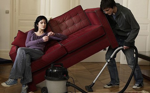 Mới cưới 2 tuần, vợ đòi ly dị vì chồng tranh làm hết việc nhà
