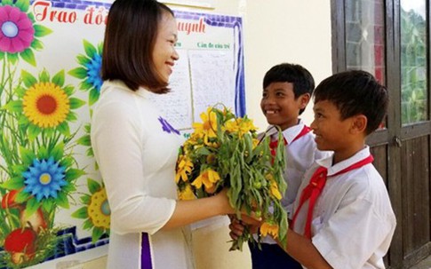 Thầy giáo hạnh phúc với quà 20/11 là bó hoa rừng, vài bắp ngô