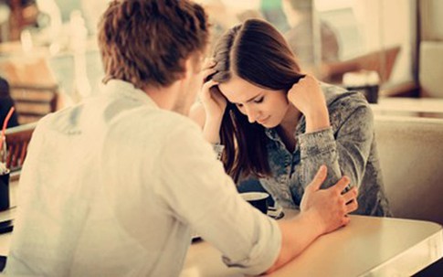 Anh hay động chạm vào người tôi mỗi khi gần nhau