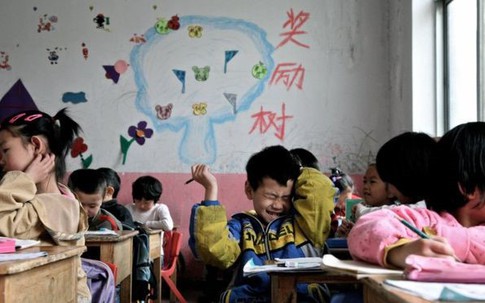 Cha mẹ nghèo lên thành phố làm thuê, con ở quê đối mặt nạn bạo hành