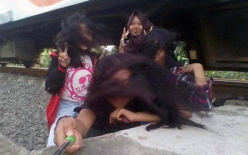 Thiếu nữ 16 tuổi bị rách đầu khi khi đang selfie với bạn ở đường ray