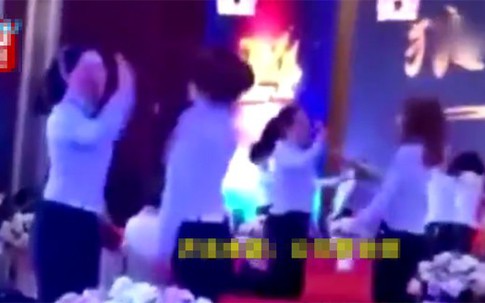 Công ty buộc các nữ nhân viên tát lẫn nhau để 'tăng đoàn kết'