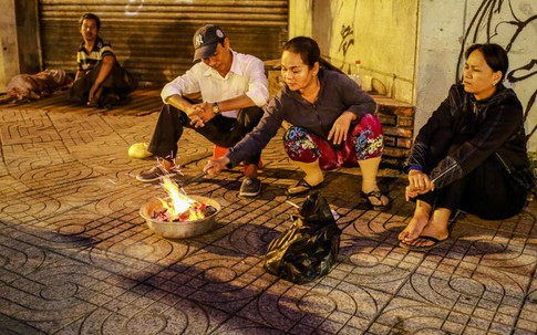 Hình ảnh hiếm thấy: Giá rét ở miền Bắc, dân Sài Gòn đốt lửa sưởi ấm
