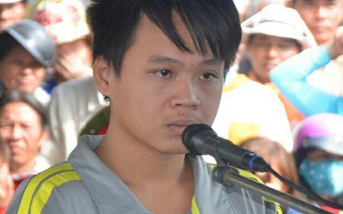 Buồn chuyện gia đình, mang dao rọc giấy rạch mông phụ nữ