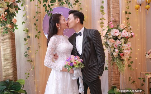 Vợ chồng Chúng Huyền Thanh hôn nhau trong đám cưới tại Hải Phòng