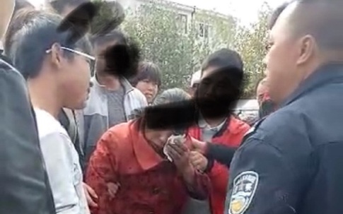 Đòi nghỉ học nhưng không được cho phép, con trai lao vào đánh mẹ tới chảy máu mặt