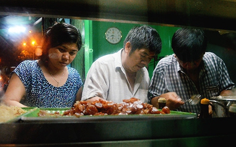 Tiệm xôi 40 năm đông khách dù gần nhà xác ở Sài Gòn