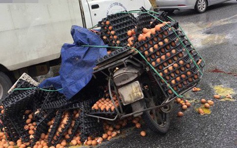 Xe chở hàng bị lật, hàng trăm quả trứng đổ ra đường