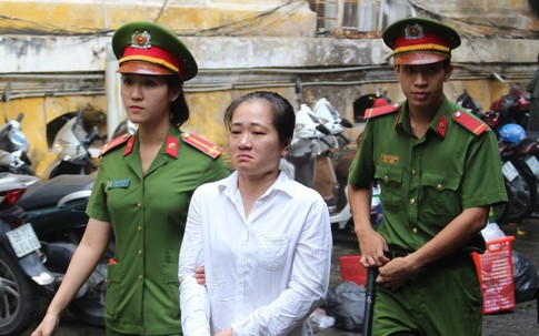 Bị cáo buộc môi giới mại dâm, nữ bị cáo bật khóc vì hối hận