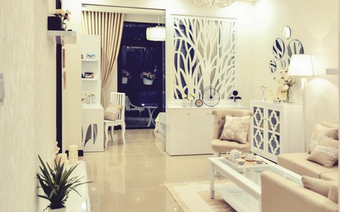 Trang trí kiểu tân cổ điển, căn hộ 93m² của vợ chồng trẻ đơn giản mà vẫn đẹp hút hồn