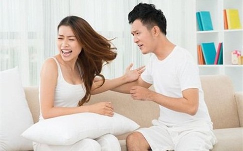 Tị nạnh quà biếu Tết, vợ lao đầu vào tường