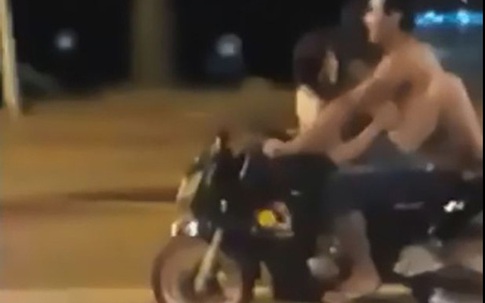 Sốc: Đôi nam nữ vừa đi xe máy vừa làm 'chuyện ấy' trên đường phố