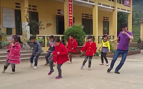 Thầy giáo vùng cao nhảy cực dẻo với học sinh trên nền nhạc sôi động