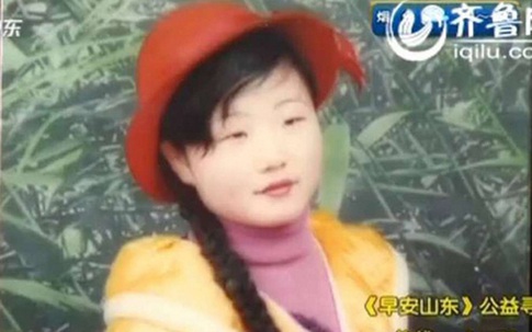 Mẹ nhận ra con gái mất tích 15 năm sau khi xem video cô gái hát rong trên mạng