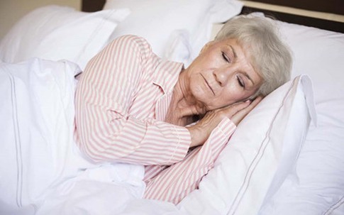 Mẹo đơn giản giúp ngủ ngon hơn dành cho người lớn tuổi