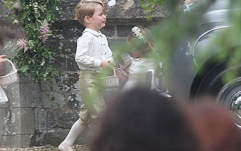 Nguyên nhân khiến Hoàng tử nhí Anh Quốc bị mẹ Kate mắng đến phát khóc trong lễ cưới của dì ruột?