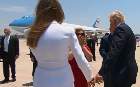 Mặc dân tình bàn tán, bà Trump vẫn tiếp tục từ chối nắm tay chồng khi xuống máy bay ở Ý