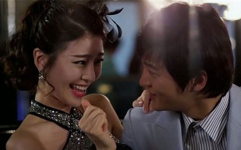 Sốc khi thấy chồng giới thiệu cô gái xinh đẹp khác là vợ chỉ vì sĩ diện