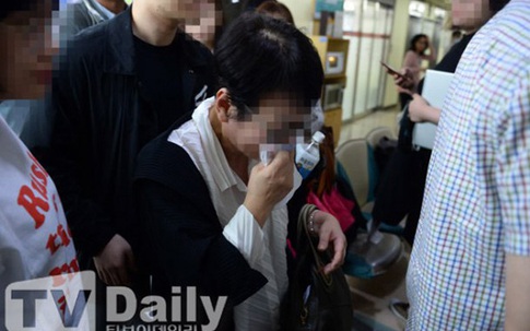 Mẹ nam nghệ sĩ Hàn Quốc khóc nức nở vì con trai chưa tỉnh lại do uống thuốc ngủ quá liều