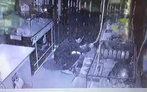 Kẻ trộm đu dây như xiếc vào cửa hàng điện thoại