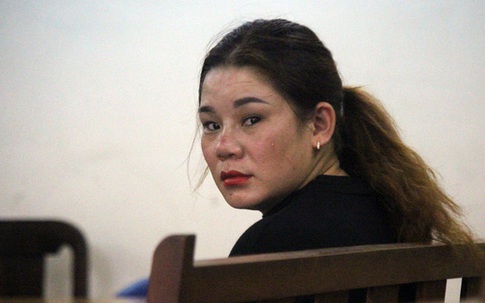 Theo chồng bán ma túy, vợ khóc lóc trước tòa