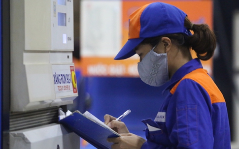 Xăng giảm giá gần 900 đồng một lít