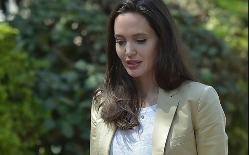 Angelina Jolie gây sốc với diện mạo trẻ như gái 20 kể từ khi ly hôn chồng