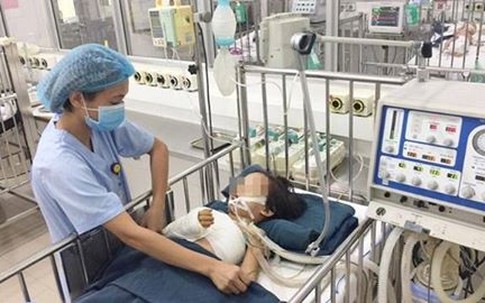 Cánh tay bé gái 5 tuổi dập nát sau tai nạn với xe cẩu