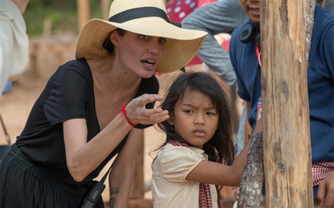 Angelina Jolie bị chỉ trích tàn nhẫn trong cách tuyển diễn viên nhí ở Campuchia